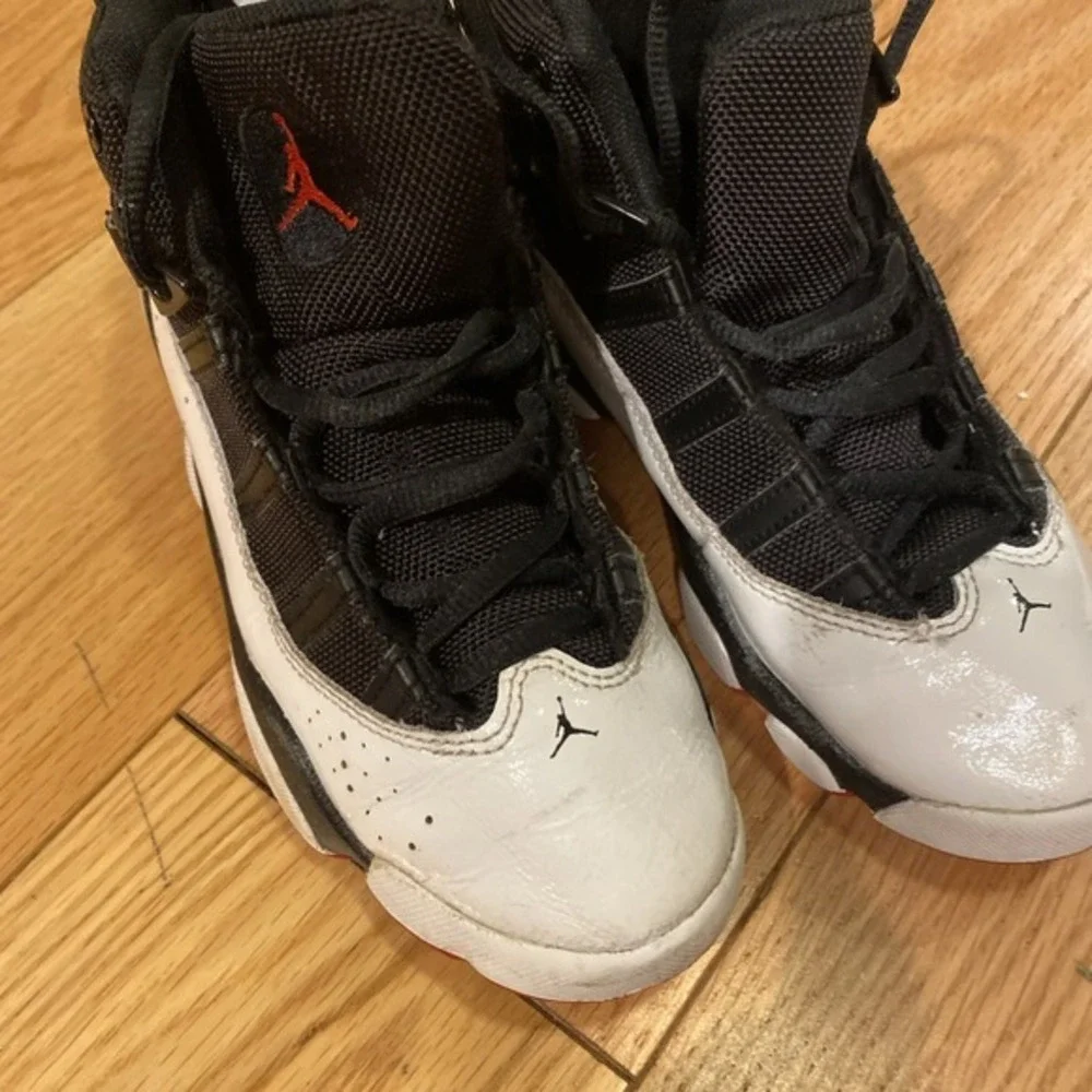 Air Jordan's  Boys 2.5Y 323432-067  White/Black ‎  3671